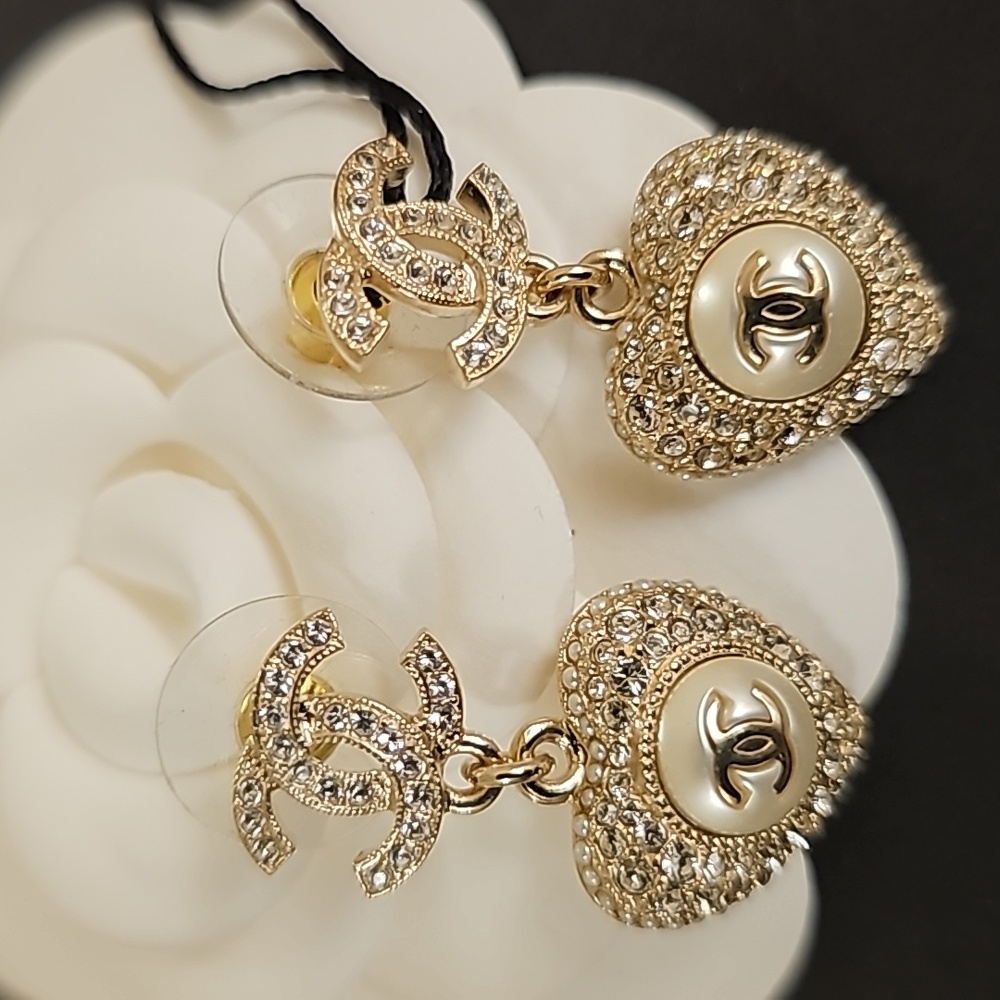 CHANEL 22B CC Logo dangle Earrings Gold &Crystals- Brand New witg tag ✨️